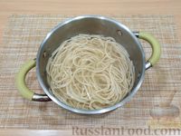Фото приготовления рецепта: Спагетти с фасолью, беконом и сыром фета - шаг №9