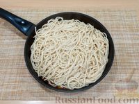 Фото приготовления рецепта: Спагетти с фасолью, беконом и сыром фета - шаг №11