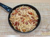 Фото приготовления рецепта: Спагетти с фасолью, беконом и сыром фета - шаг №12