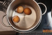 Фото приготовления рецепта: Пирог с яйцом, сыром и зеленью, на кефире - шаг №2