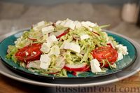 Фото к рецепту: Салат из молодой капусты с редисом, помидорами и сыром фета