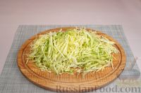 Фото приготовления рецепта: Салат из молодой капусты с редисом, помидорами и сыром фета - шаг №2