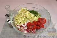 Фото приготовления рецепта: Салат из молодой капусты с редисом, помидорами и сыром фета - шаг №6