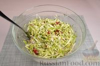 Фото приготовления рецепта: Салат из молодой капусты с редисом, помидорами и сыром фета - шаг №7
