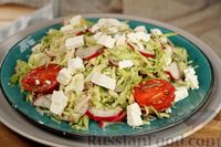 Фото приготовления рецепта: Салат из молодой капусты с редисом, помидорами и сыром фета - шаг №8
