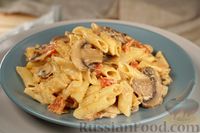 Фото к рецепту: Макароны с грибами и помидорами в сметанном соусе