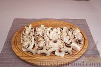Фото приготовления рецепта: Макароны с грибами и помидорами в сметанном соусе - шаг №5
