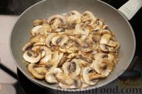 Фото приготовления рецепта: Макароны с грибами и помидорами в сметанном соусе - шаг №6