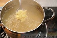 Фото приготовления рецепта: Макароны с грибами и помидорами в сметанном соусе - шаг №10