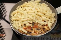 Фото приготовления рецепта: Макароны с грибами и помидорами в сметанном соусе - шаг №12