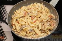 Фото приготовления рецепта: Макароны с грибами и помидорами в сметанном соусе - шаг №14