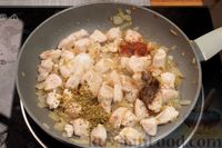 Фото приготовления рецепта: Макароны с курицей в сливочно-томатном соусе - шаг №7