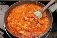 Фото приготовления рецепта: Макароны с курицей в сливочно-томатном соусе - шаг №13