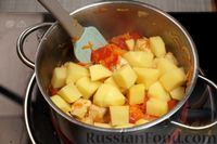 Фото приготовления рецепта: Куриный суп с овощами и яйцами - шаг №9