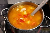 Фото приготовления рецепта: Куриный суп с овощами и яйцами - шаг №10