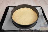 Фото приготовления рецепта: Пирог на кефире, с черемшой и яйцом - шаг №11