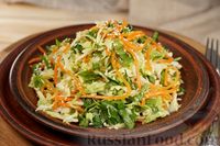 Фото к рецепту: Салат с черемшой, молодой капустой и морковью по-корейски