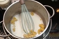 Фото приготовления рецепта: Слоёные мини-пироги с курицей в белом соусе - шаг №7