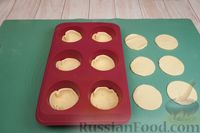 Фото приготовления рецепта: Слоёные мини-пироги с курицей в белом соусе - шаг №17