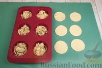 Фото приготовления рецепта: Слоёные мини-пироги с курицей в белом соусе - шаг №18