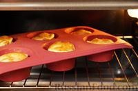 Фото приготовления рецепта: Слоёные мини-пироги с курицей в белом соусе - шаг №21