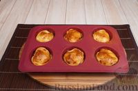 Фото приготовления рецепта: Слоёные мини-пироги с курицей в белом соусе - шаг №22