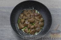 Фото приготовления рецепта: Жюльен из говяжьей печени, с грибами и сметаной - шаг №6