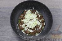 Фото приготовления рецепта: Жюльен из говяжьей печени, с грибами и сметаной - шаг №7