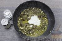 Фото приготовления рецепта: Жюльен из говяжьей печени, с грибами и сметаной - шаг №9