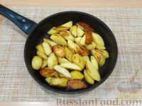 Фото приготовления рецепта: Картофель по-селянски, с беконом, грибами и овощами - шаг №6