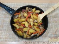 Фото приготовления рецепта: Картофель по-селянски, с беконом, грибами и овощами - шаг №11