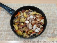 Фото приготовления рецепта: Картофель по-селянски, с беконом, грибами и овощами - шаг №12