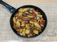 Фото приготовления рецепта: Картофель по-селянски, с беконом, грибами и овощами - шаг №13
