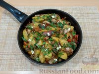 Фото приготовления рецепта: Картофель по-селянски, с беконом, грибами и овощами - шаг №15