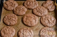 Фото приготовления рецепта: Мегашоколадное печенье - шаг №13