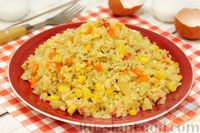 Фото к рецепту: Рис с болгарским перцем, кукурузой и яйцами (на сковороде)