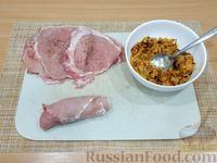 Фото приготовления рецепта: Свиные рулетики с морковно-луковой начинкой - шаг №13