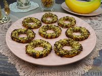 Фото приготовления рецепта: Бананово-кокосовое печенье "Колечки" с орехами и шоколадом - шаг №13
