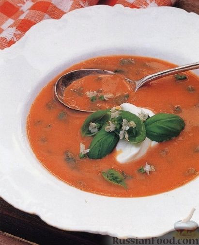 Ароматный томатный суп с пастой fusilli и базиликом
