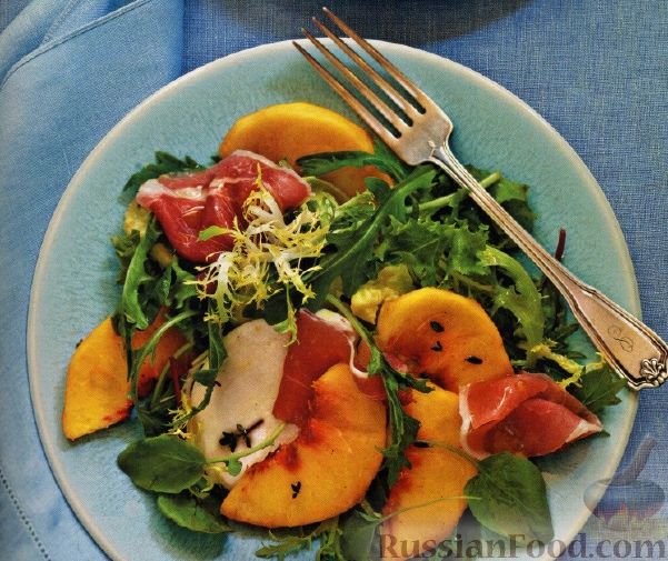Рецепт Зеленый салат с персиками и ветчиной прошутто