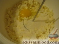 Фото приготовления рецепта: Пышные сырники с изюмом - шаг №3