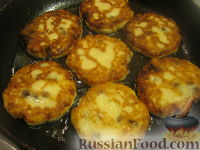 Фото приготовления рецепта: Пышные сырники с изюмом - шаг №10