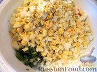 Фото приготовления рецепта: Яичный салат с редисом - шаг №5