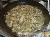 Фото приготовления рецепта: Куриный суп с шампиньонами - шаг №9