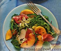 Фото к рецепту: Зеленый салат с персиками и ветчиной прошутто