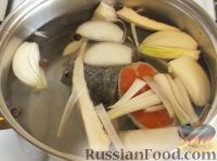 Фото приготовления рецепта: Суп из форели с картофелем - шаг №4