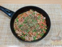 Фото приготовления рецепта: Макароны с тунцом и зелёным горошком в томатном соусе - шаг №7