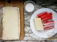 Фото приготовления рецепта: Крабовые палочки в слоёном тесте, с сыром (в духовке) - шаг №1