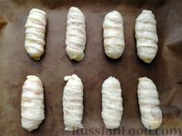 Фото приготовления рецепта: Крабовые палочки в слоёном тесте, с сыром (в духовке) - шаг №8