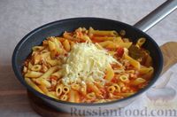Фото приготовления рецепта: Макароны с фаршем и овощами в томатном соусе (на сковороде) - шаг №9